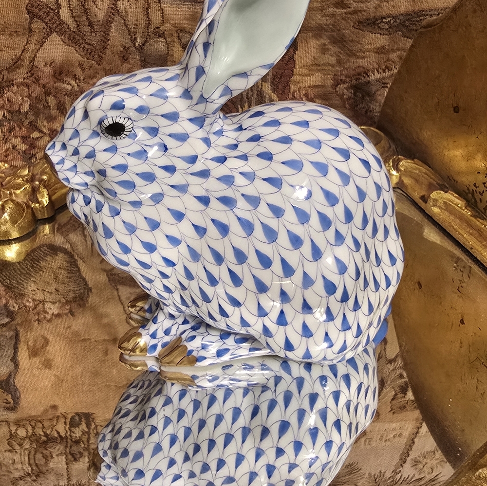 Herend blue fishnet sitting Bunny hand-painted HUNGARY~VINTAGE~NWOT DISPLAY MINT - Picture 4 of 10